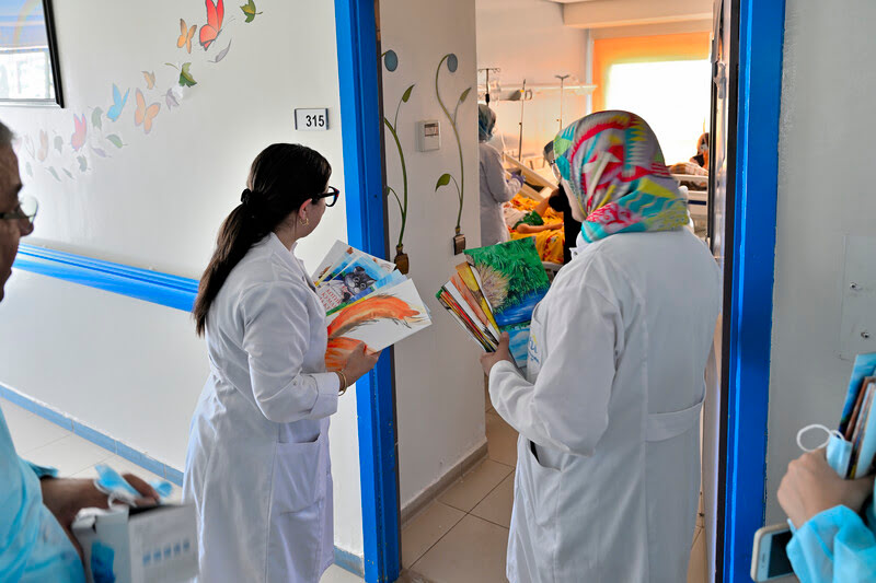 Маленькие пациенты марокканских клиник с интересом и радостью изучали красочные подарки – книги Юрия Сухоноса, переведённые на их родной арабский язык