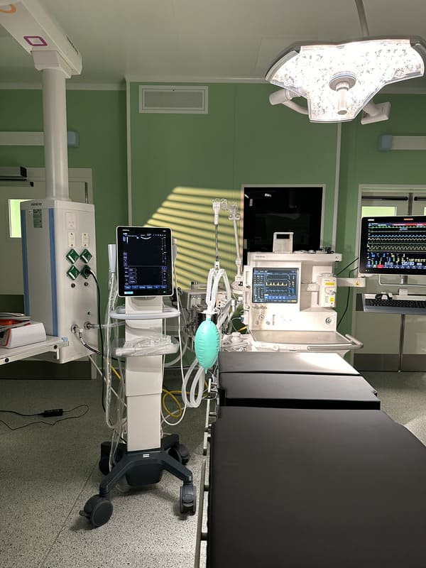 ГК «Тиара-Медикал» завершила проект комплексного оснащения нового госпитального корпуса протонной терапии МИБС (СПб). Были поставлены, установлены и введены в эксплуатацию более 300 единиц современного медицинского оборудования для реанимации, хирургии, интенсивной терапии.