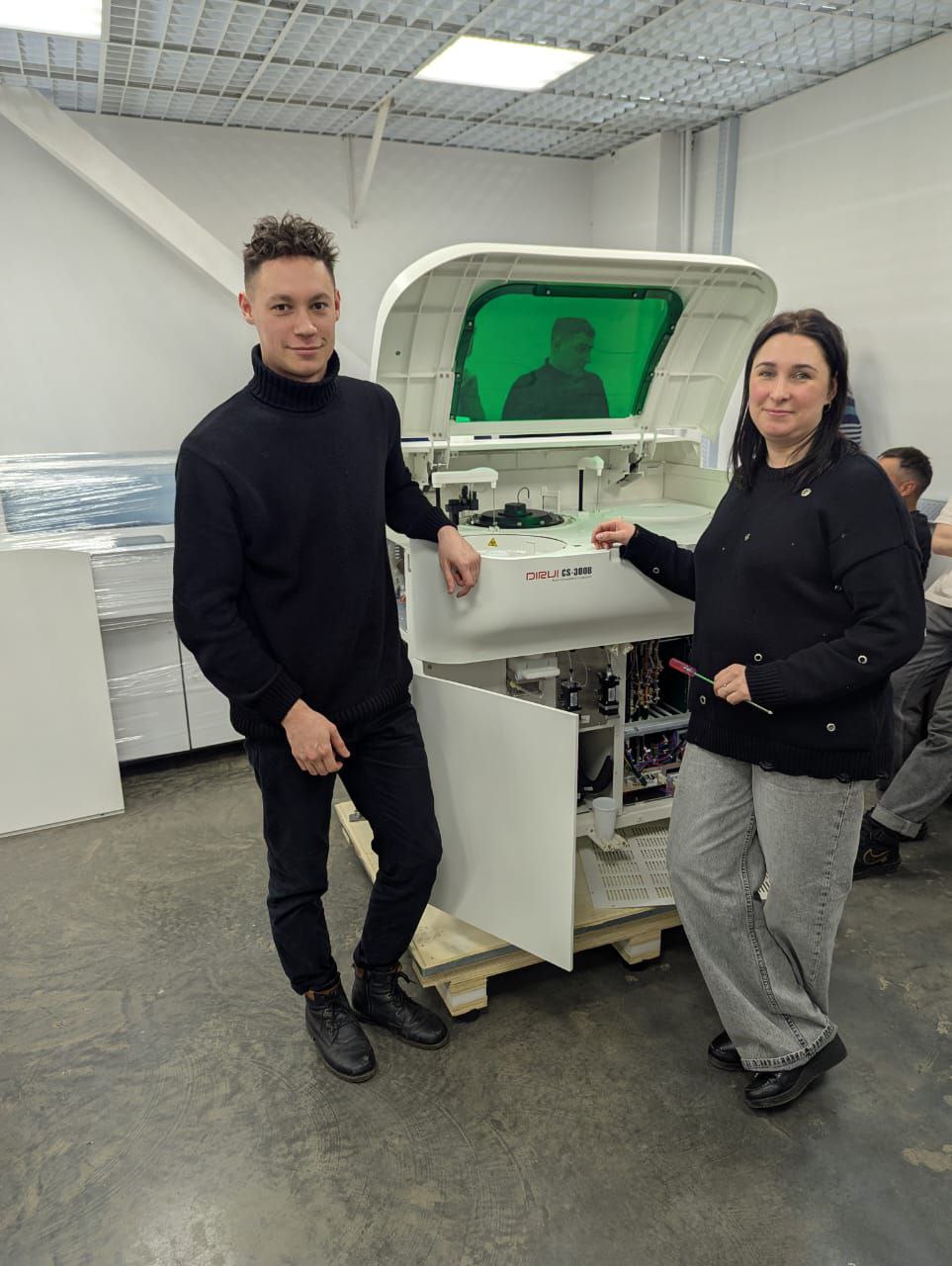  Анализатор CS-300B позволяет одновременно исследовать до 66 параметров, имеет 67 позиций для реагентов и 115 – для проб и оптимально подходит для небольших лабораторий