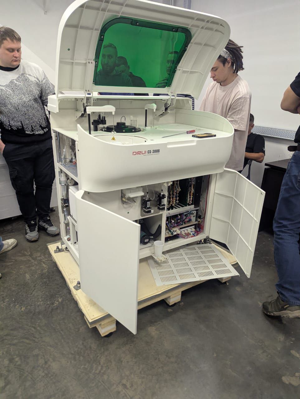 На техническом тренинге по анализатора DIRUI специалисты Тиара-Медикал на практике изучили строение и работу напольного автоматического биохимического анализатора CS-1200, а также провели его распаковку и монтаж