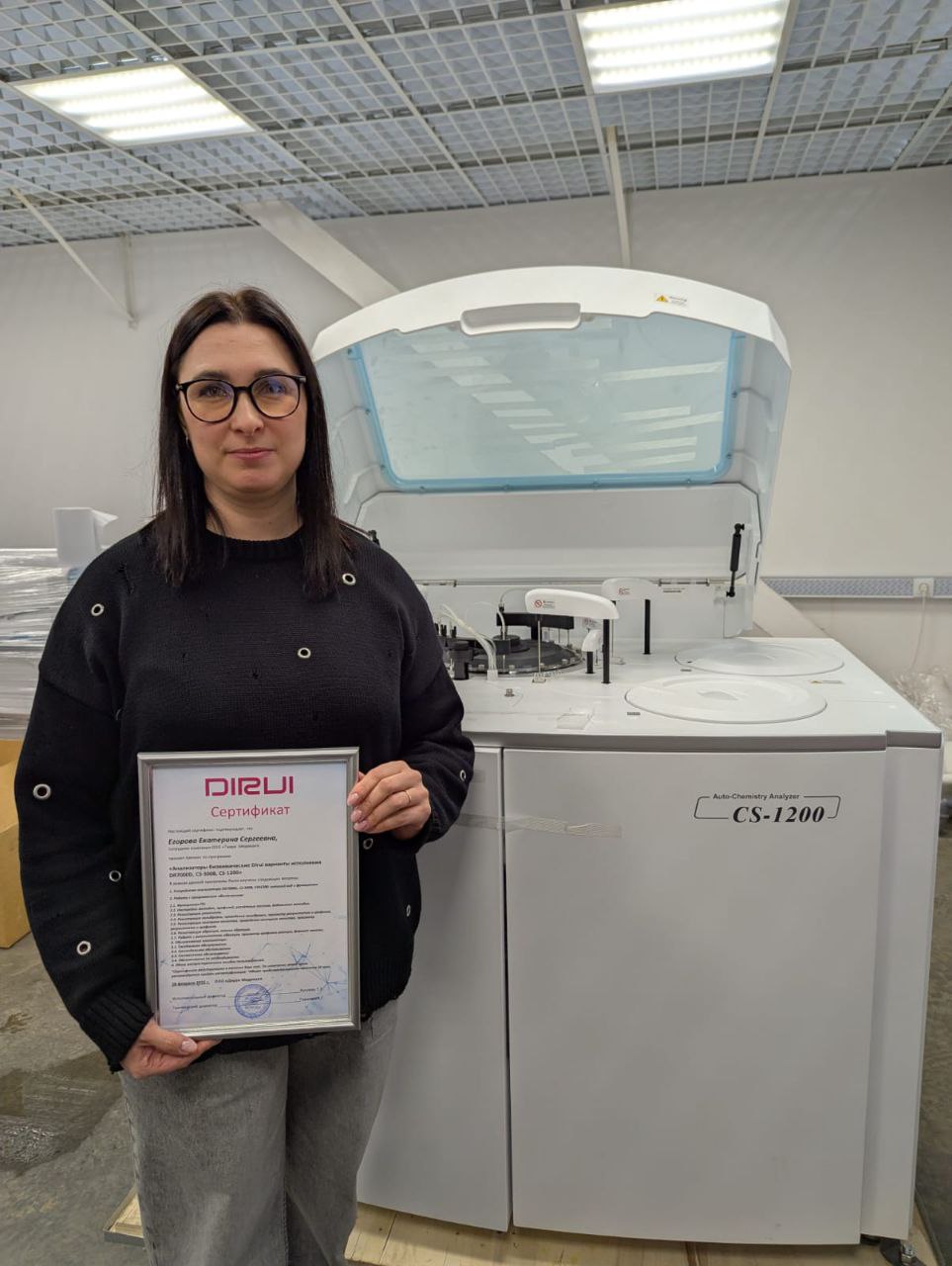 В ходе технического тренинга DIRUI специалисты Тиара-Медикал изучили строение и провели распаковку и монтаж напольного биохимического автоматического анализатора CS-300B, а также прошли обучение работе с ним