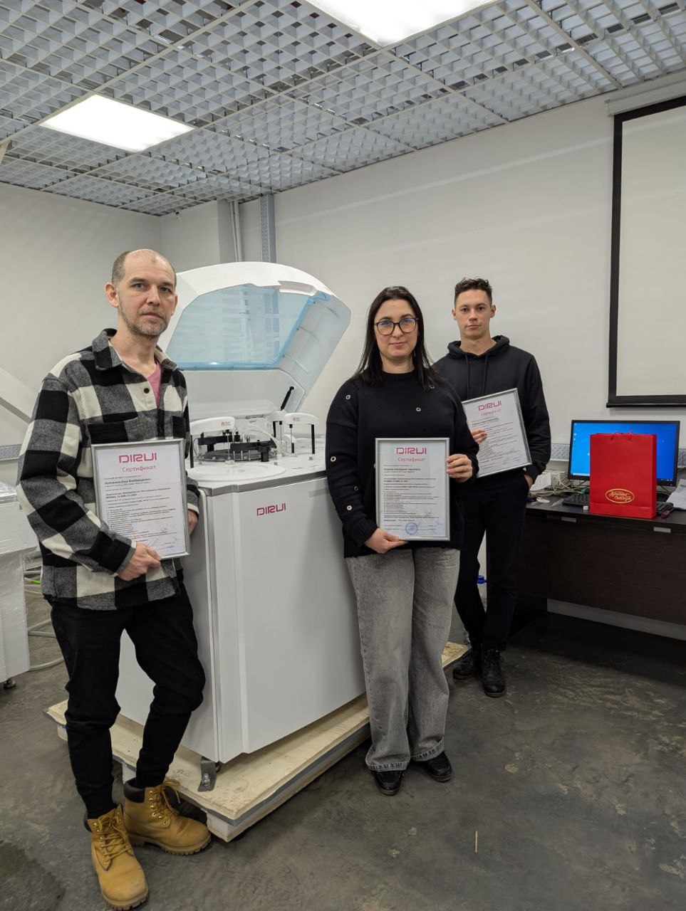 Специалисты «Тиара-Медикал» прошли обучение: калибровке и контролю качества, работе с образцами и результатами образцов, печати и многому другому. По окончании тренинга они получили сертификаты о его прохождении