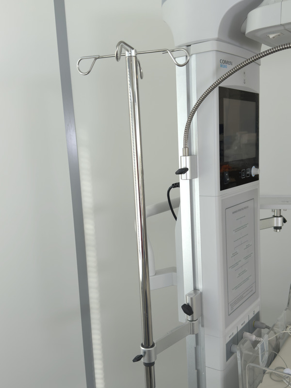 Неонатальный реанимационный стол BQ80 оснащен рельсовой системой для установки дополнительного оборудования с двух сторон стойки