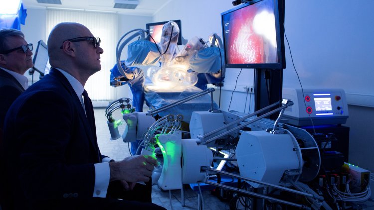  К созданию российского робота-хирурга AST (Assisted Surgical Technologies) были привлечены и медики, такие как Дмитрий Пушкарь (руководитель Клиники урологии МГМСУ) и Сергей Шептунов (директор Института конструкторско-технологической информатики РАН). В основу системы положено платформенное решение. Как говорят создатели, она не станет копией Да Винчи и даже предоставит хирургам больше возможностей, включая применение лазера и других инструментов. Планируется, что система будет иметь значительную автоматизацию и инструменты на базе ИИ.