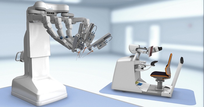 Роботизированная хирургическая система Avatera, разработанная в Германии, состоит из тележки для пациента, оснащенной тремя роботическими руками для 5-мм шарнирных одноразовых инструментов и дополнительной рукой для 10-мм эндоскопа, имеет открытую консоль и 3D-экран Full HD.