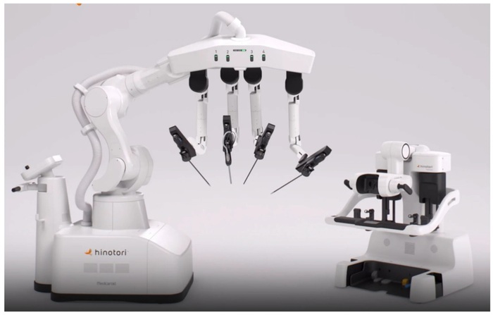 Система Hinotori с полузакрытой консолью разработана японской компанией Medicaroid. Этот хирургический робот представляет платформу «без стыковки». Он состоит из консоли хирурга, хирургического блока и блока визуализации и оснащен четырьмя роботическими руками.