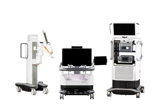 Роботизированная хирургическая система Hugo RAS производства компании Medtronic (США) состоит из открытой консоли хирурга с двумя контроллерами с пистолетной рукояткой и ножным переключателем для управления камерой, источника энергии, запасной роботической руки.