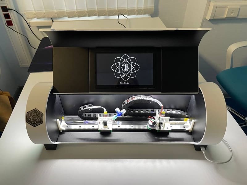 Искусственный интеллект «Левши» нивелирует тремор рук хирурга и выявляет критические ситуации. Кроме того, робот-хирург может создавать индивидуальный 3D-макет сосудов мозга пациента и позволяет отрабатывать навыки на тренажере в режиме обучения и персонализированной симуляции.