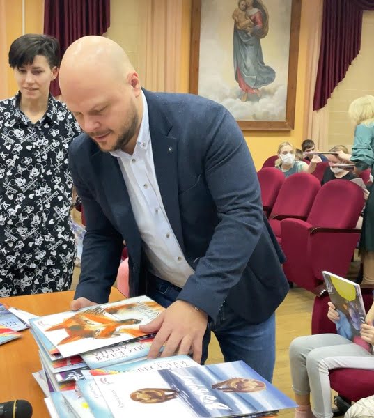 Пациентам ЛОГБУЗ Детская клиническая больница было подарено 2000 книг Ю. Сухоноса. Печать оплатила ГК «Тиара-Медикал»