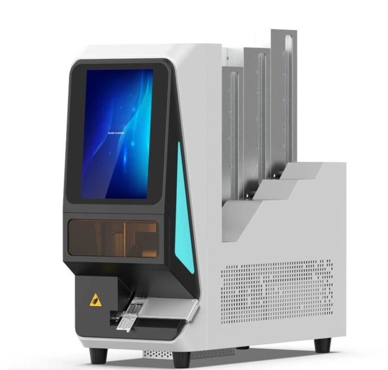 Для маркировки образцов применяют специальные принтеры (для предметных стекол и гистологических кассет). Автоматическая маркировка делает более точным обозначение материалов для хранения и использования, а устойчивые химические чернила позволяют избежать стирания надписей, упростить их чтение. Маркировка штрих-кодами подходит для применения со сканирующими микроскопами.