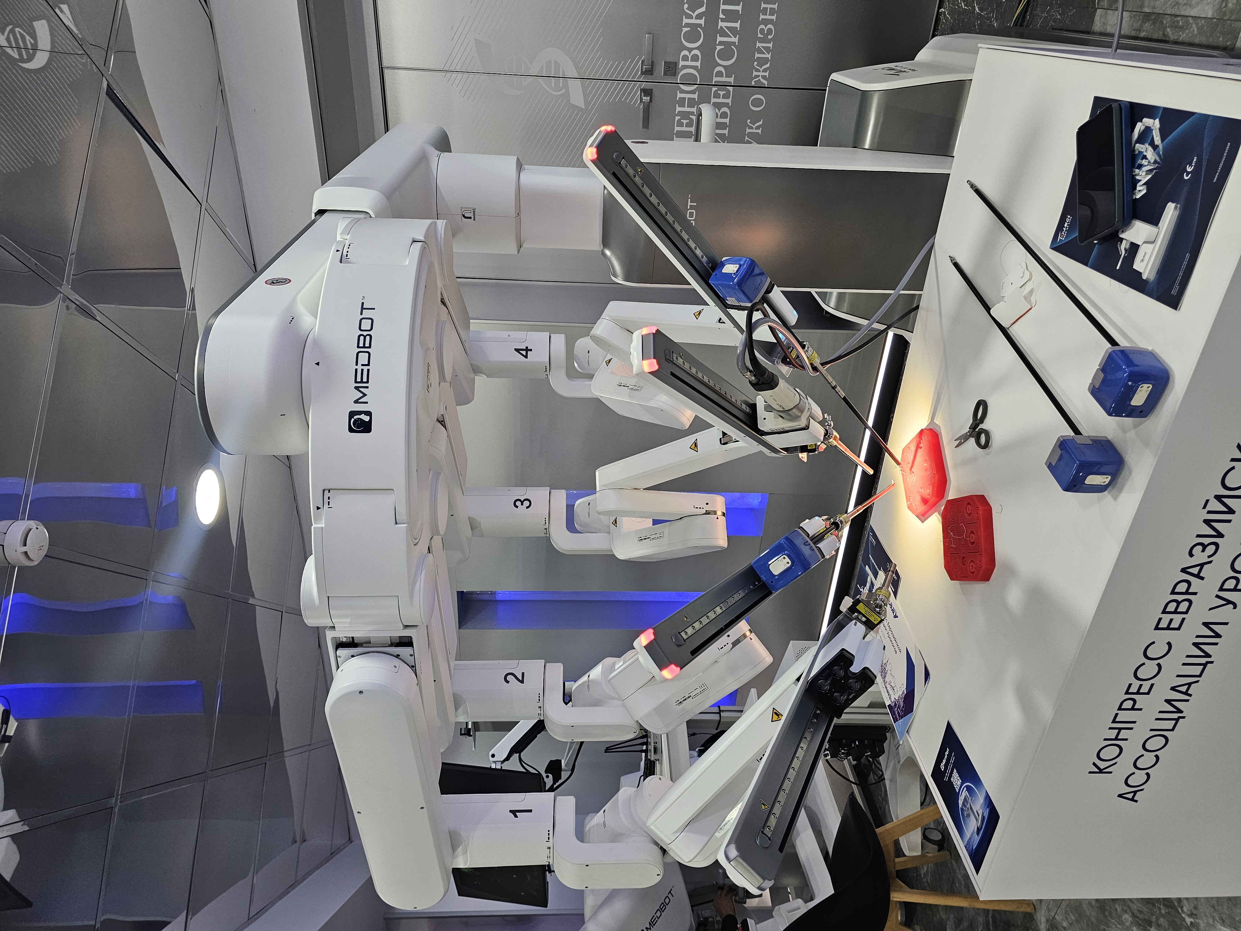 Участники UROVERSA 2026 могли не только рассмотреть роботические хирургические системы и расспросить о них на стендах, но и самостоятельно испытать в интерактивной зоне.
