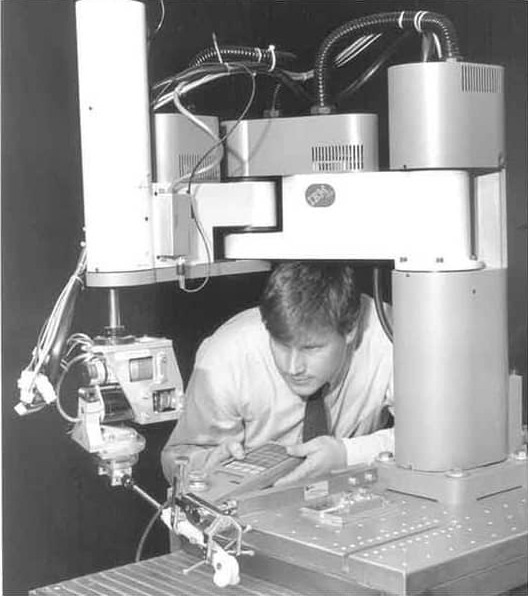 ROBODOC успешно прошел испытания на собаках с травмами бедра, а после – под контролем FDA – на людях. Он обеспечивал высокую точность реза – до 0,5 мм, снимая всего на 0,54% больше костной ткани, чем нужно (хирурги удаляли на 30% больше ткани).