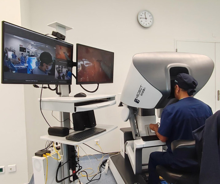  Робот-ассистированная хирургия (РАХ) за прошедшие 30 лет достигла больших успехов, однако долгое время её развитие тормозила монополия Intuitive Surgical (производителя хирургического робота да Винчи). Сейчас на сцену выходят новые разработчики и производители роботохирургических систем, способных составить конкуренцию лидеру рынка. Многие из них имеют преимущества перед Да Винчи, такие как модульное строение, открытая консоль, обратная связь, доступная цена и стоимость обслуживания. Но специалисты отмечают, что их интеграция в повседневную клиническую практику будет зависеть от публикаций результатов рандомизированных испытаний, которые позволят обосновать существенные клинические преимущества этих систем.