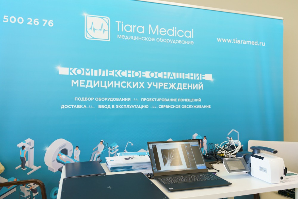 На стенде «Тиара-Медикал» посетители увидели в действии портативный рентген-аппарат Dexcowin ADX6000. На глазах у гостей мероприятия были сделаны и выведены на экран снимки, и они смогли убедиться в их высокой диагностической ценности.